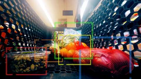 다양한 식품이 들어 있는 슈퍼마켓 쇼핑 카트의 내부 클로즈업 뷰 컴퓨터 비전 인식 창을 나타내는 각 식품 항목에 대한 색상 아웃라인